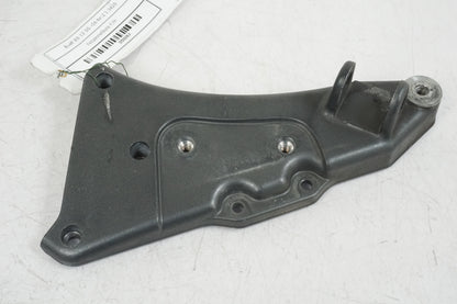 Framsidan på Fotpinnefäste från en Buell XB 12 -2006 motorcykel.