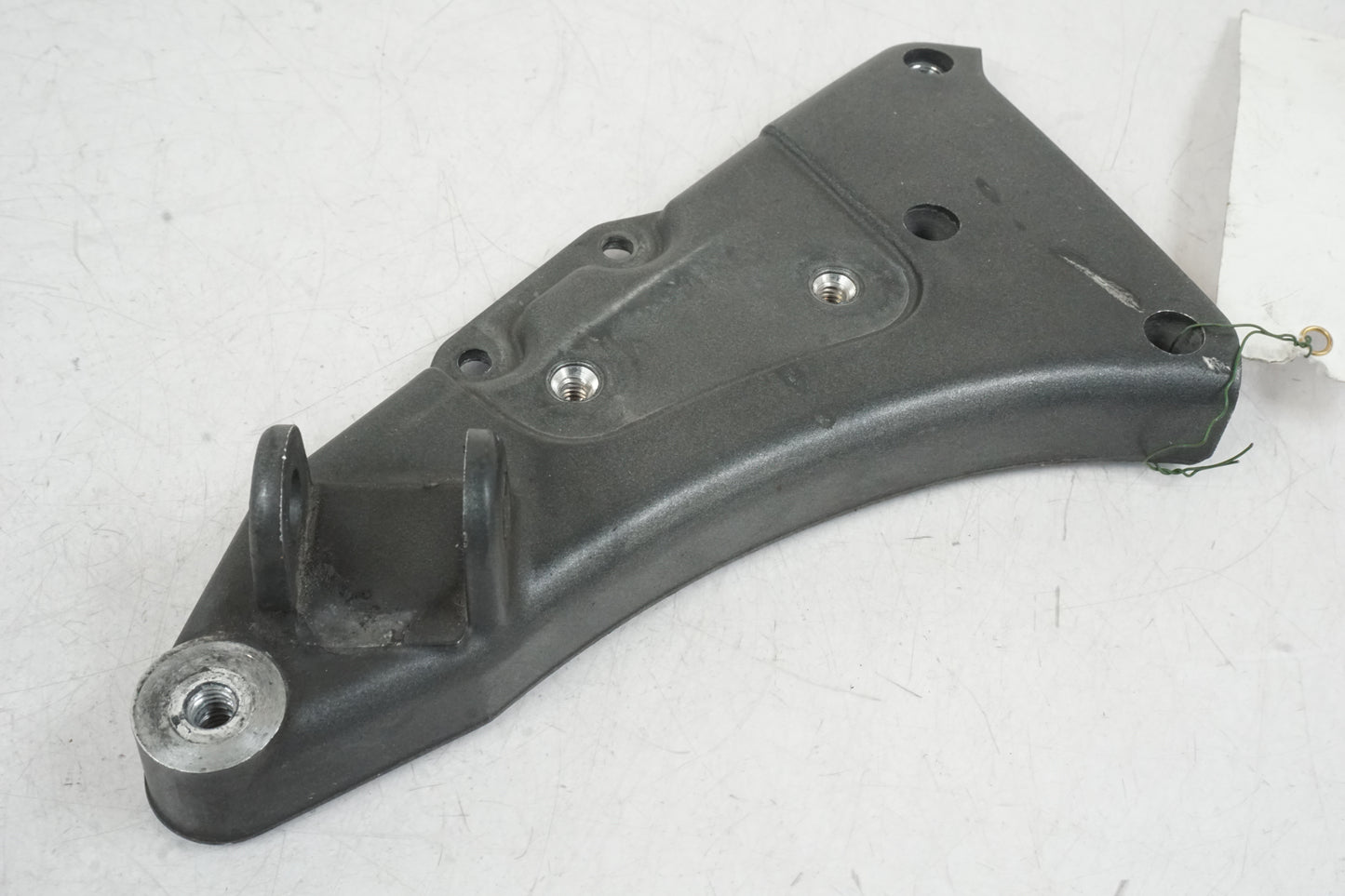 Höger sida på Fotpinnefäste från en Buell XB 12 -2006 motorcykel.