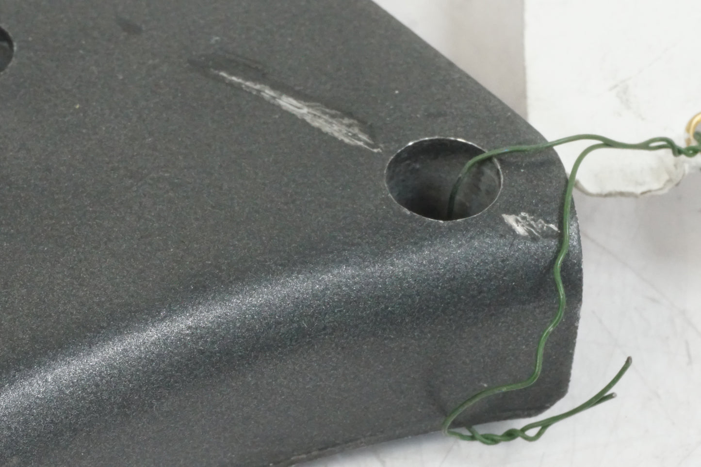 Vänster sida på Fotpinnefäste från en Buell XB 12 -2006 motorcykel.