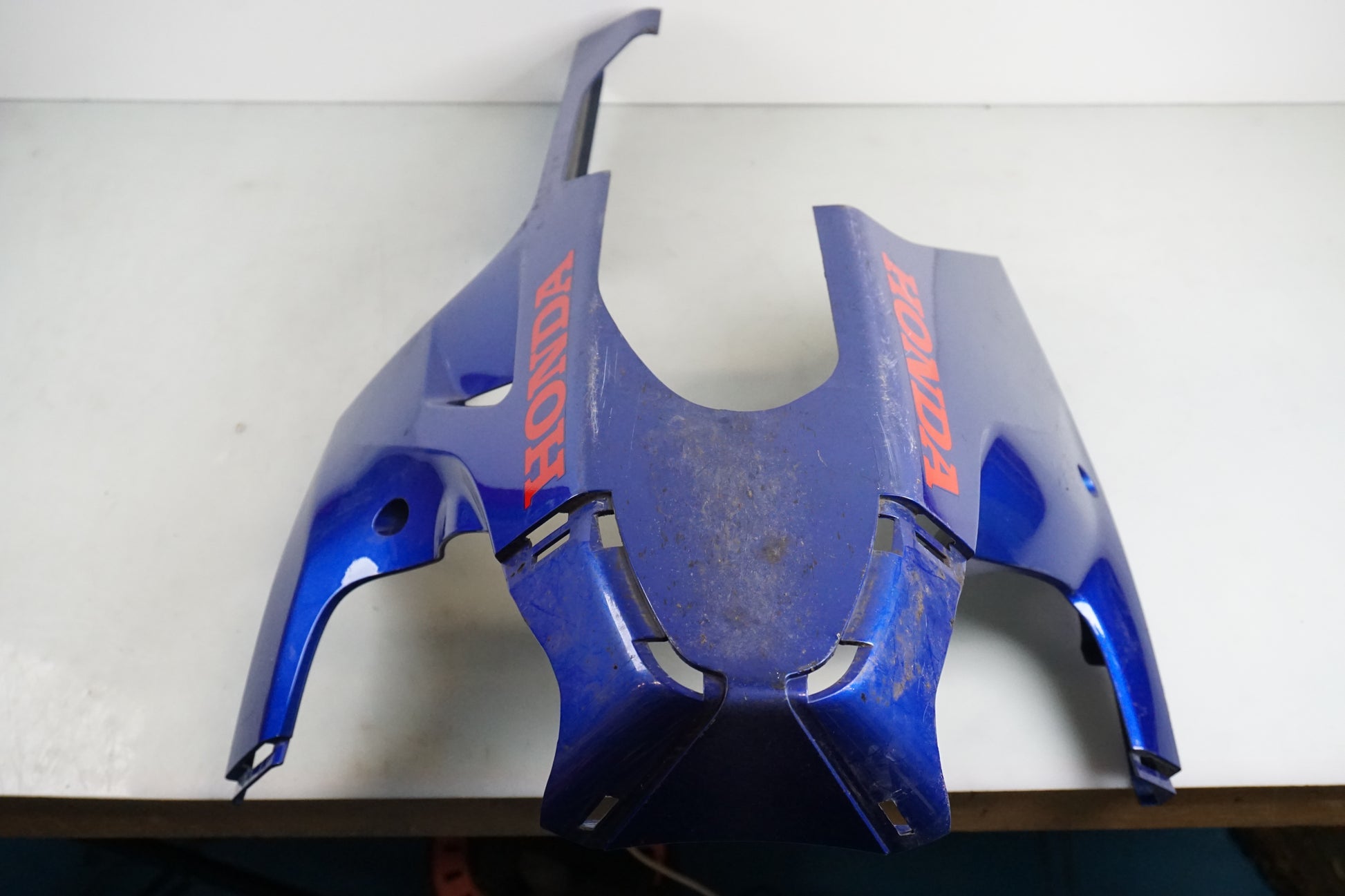 Vänster sida på Magkåpa från en Honda CBR 1000 RR -2010 motorcykel.