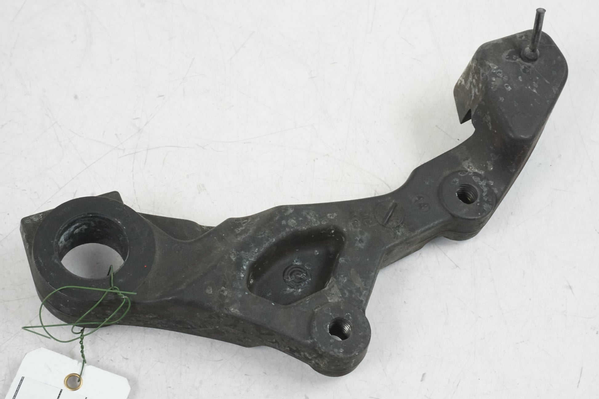 Vänster sida på Bromsoksfäste från en H-D Street Glide FLHX -2015 motorcykel.