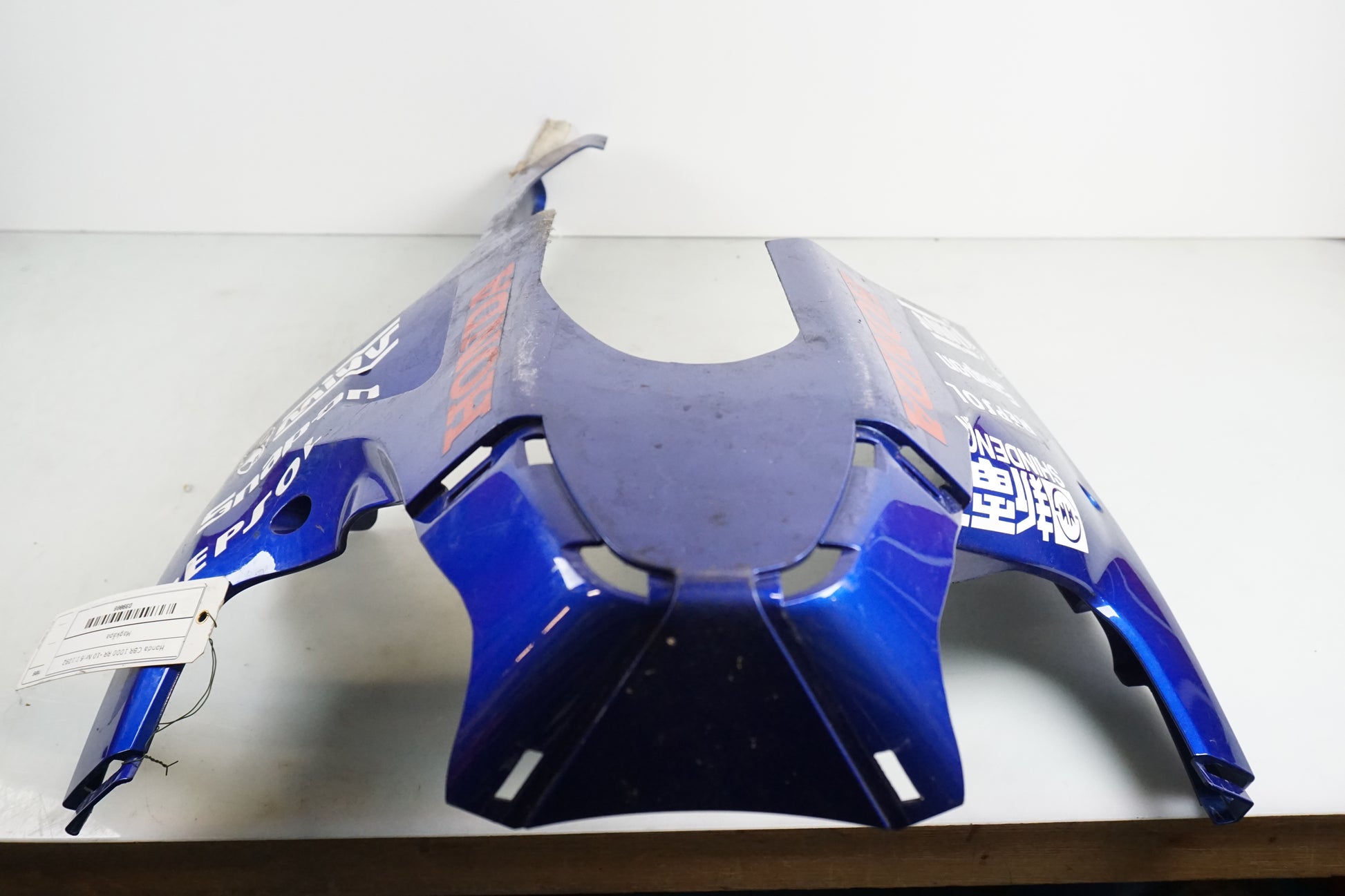 Vänster sida på Magkåpa från en Honda CBR 1000 RR -2010 motorcykel.