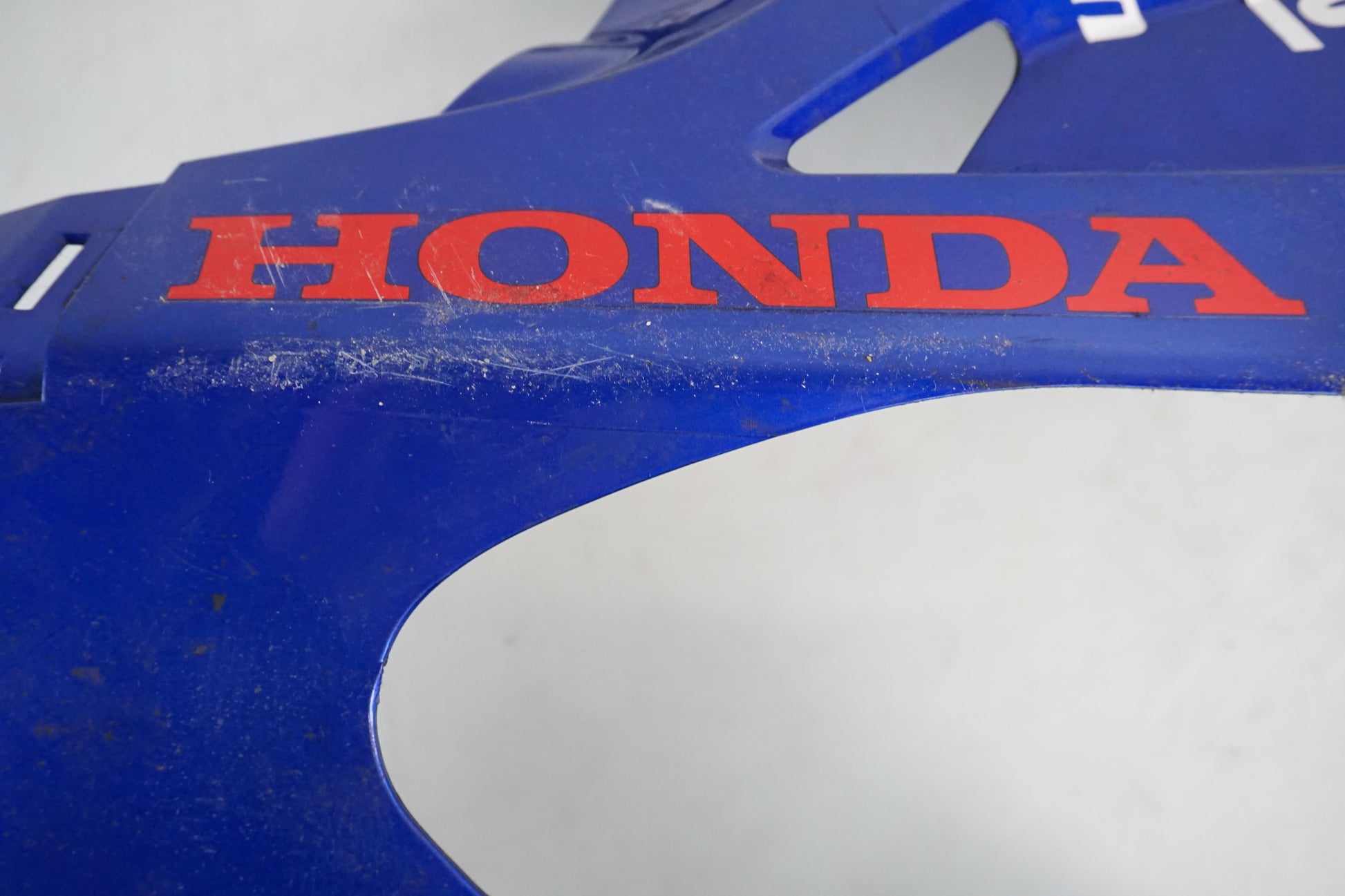 Snett nerifrån på Magkåpa från en Honda CBR 1000 RR -2010 motorcykel.