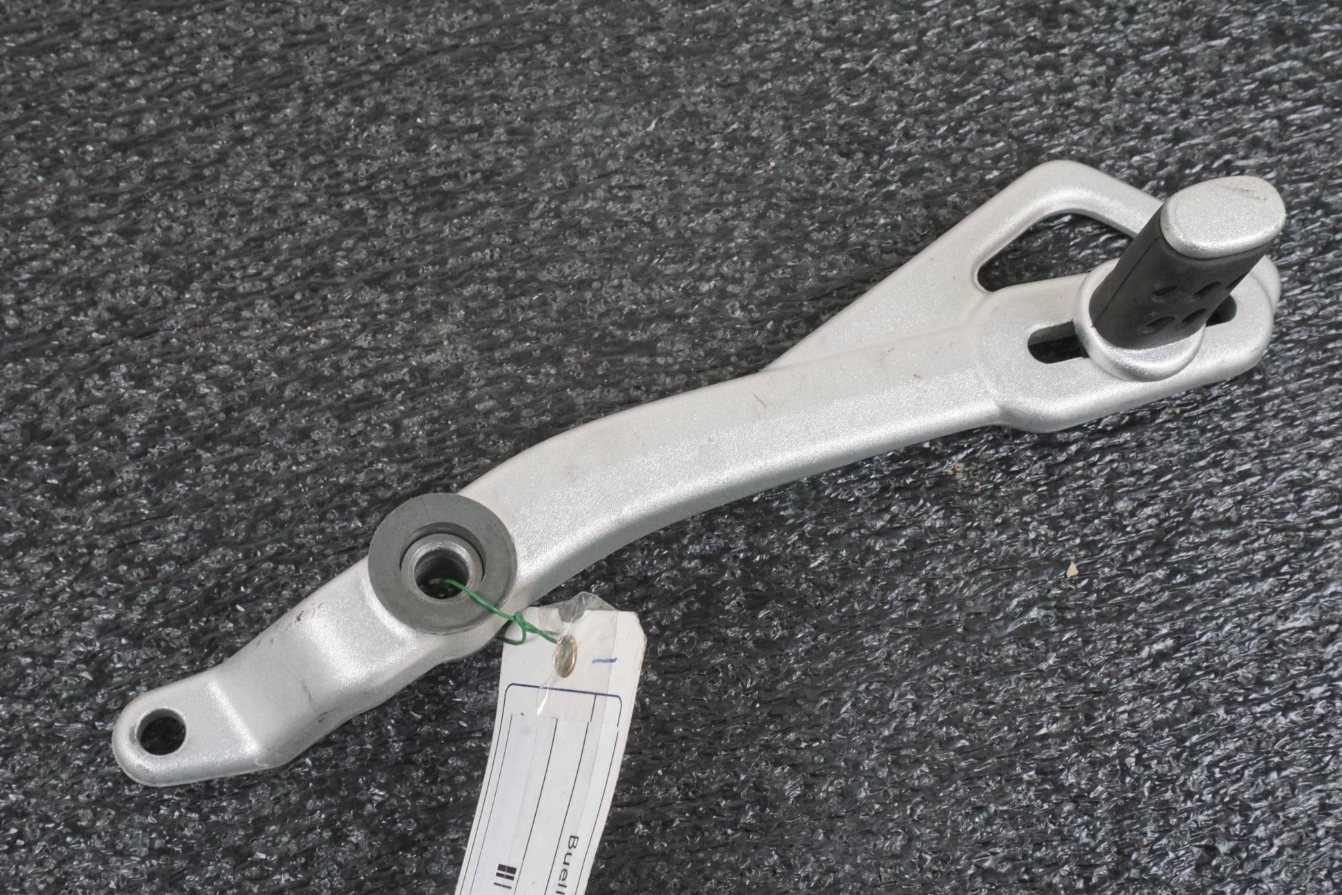 Baksidan på Bromspedal från en Buell 1125 CR -2009 motorcykel.