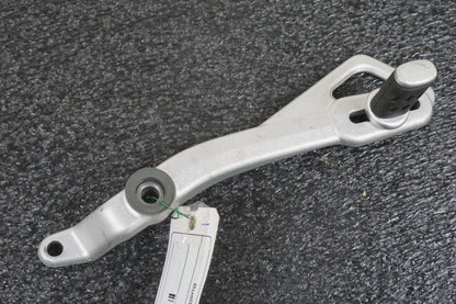 Baksidan på Bromspedal från en Buell 1125 CR -2009 motorcykel.