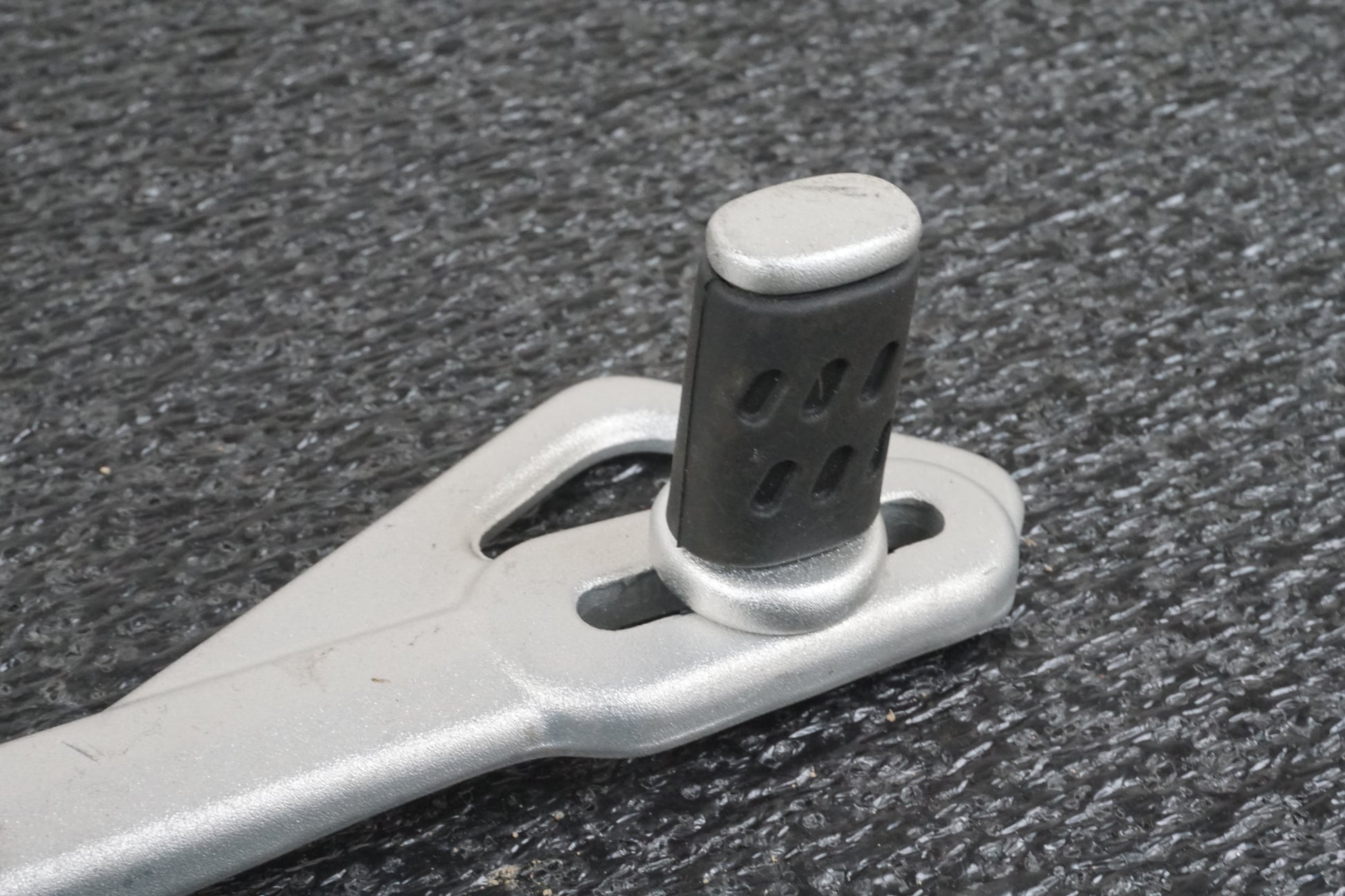 Höger sida på Bromspedal från en Buell 1125 CR -2009 motorcykel.