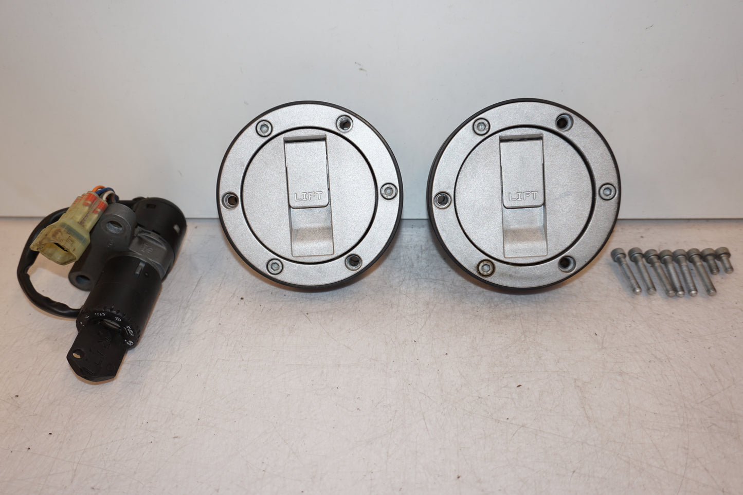 Framsidan på Låssats från en KTM 990 Adventure -2007 motorcykel.