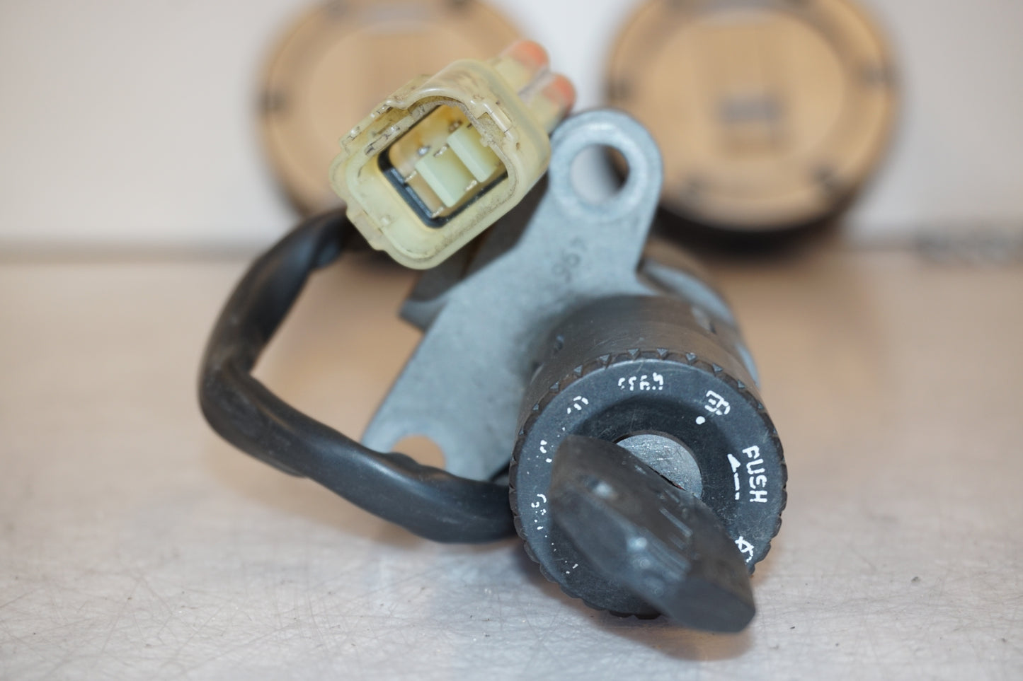 Höger sida på Låssats från en KTM 990 Adventure -2007 motorcykel.