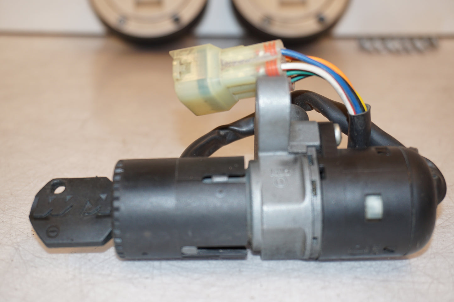 Snett nerifrån på Låssats från en KTM 990 Adventure -2007 motorcykel.