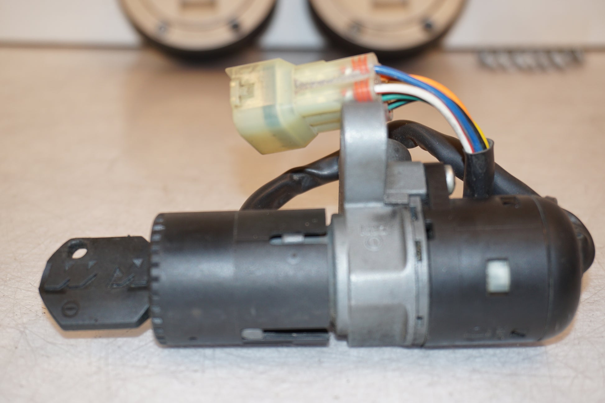 Snett nerifrån på Låssats från en KTM 990 Adventure -2007 motorcykel.