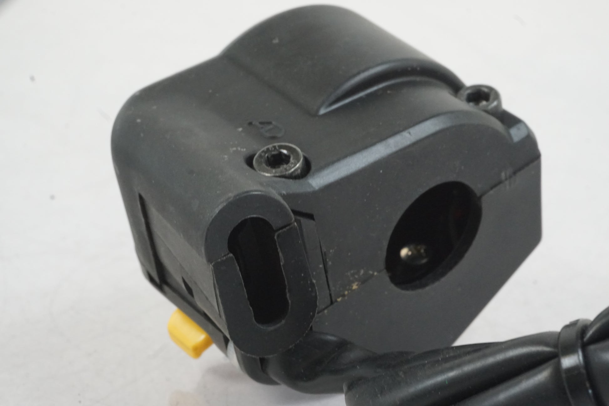 Snett nerifrån på Styrelreglage från en Buell 1125 CR -2009 motorcykel.