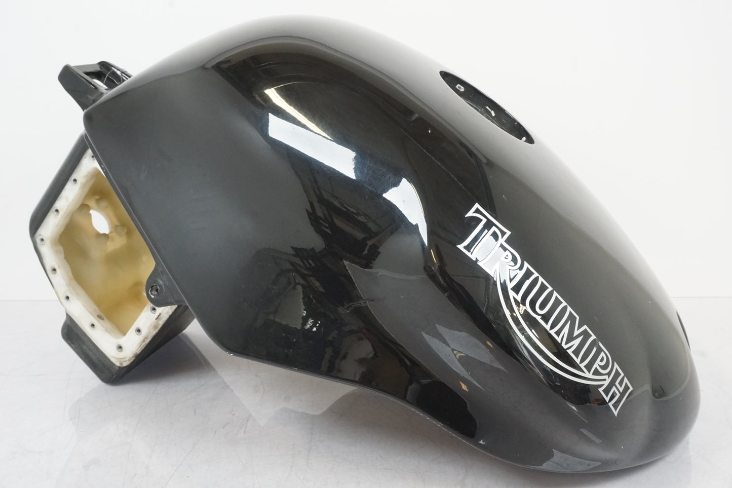 Framsidan på Bensintank från en Triumph Speed Triple -2005 motorcykel.