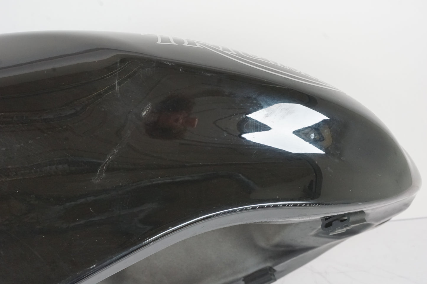 Vänster sida på Bensintank från en Triumph Speed Triple -2005 motorcykel.