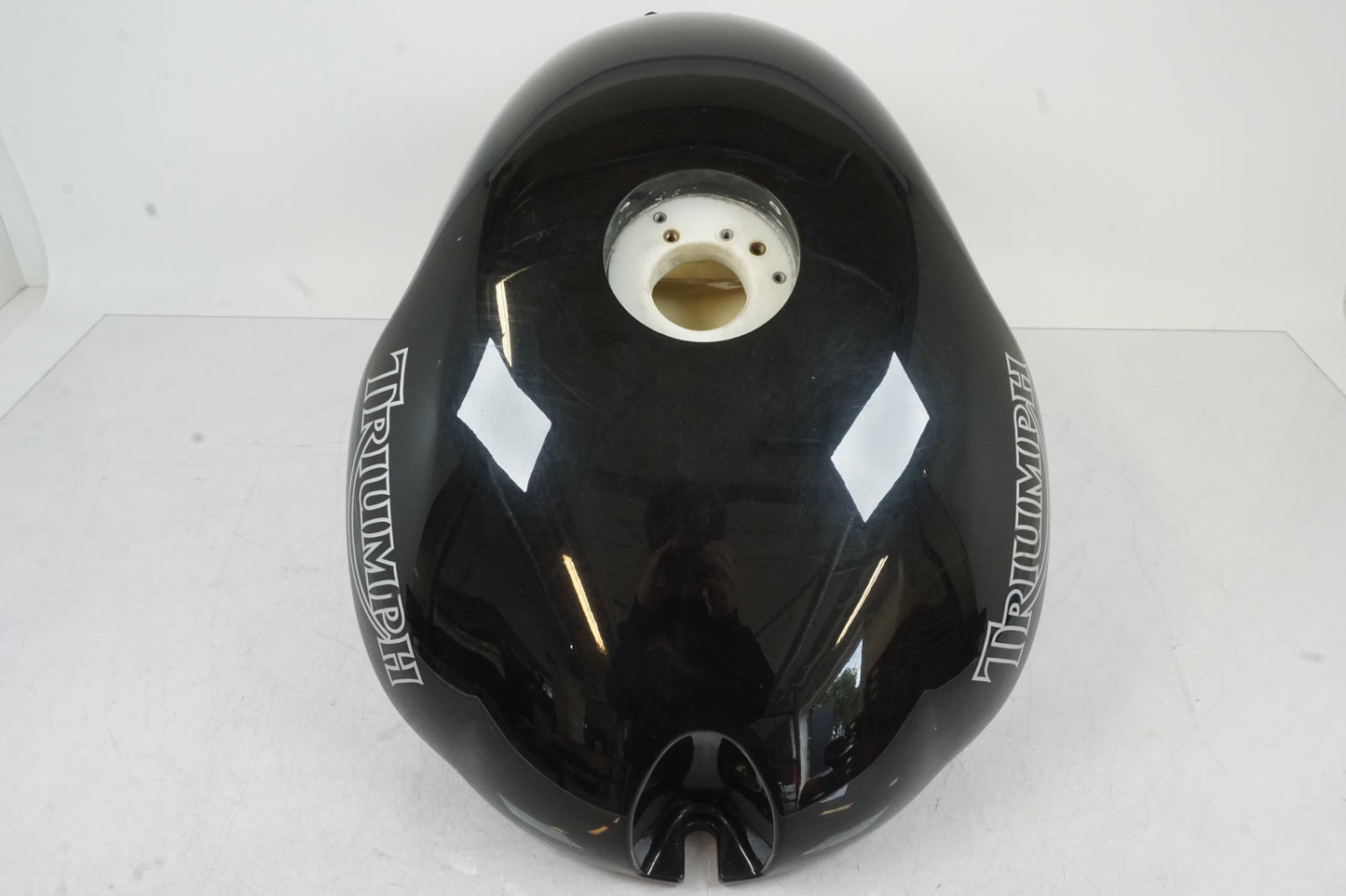 Snett nerifrån på Bensintank från en Triumph Speed Triple -2005 motorcykel.