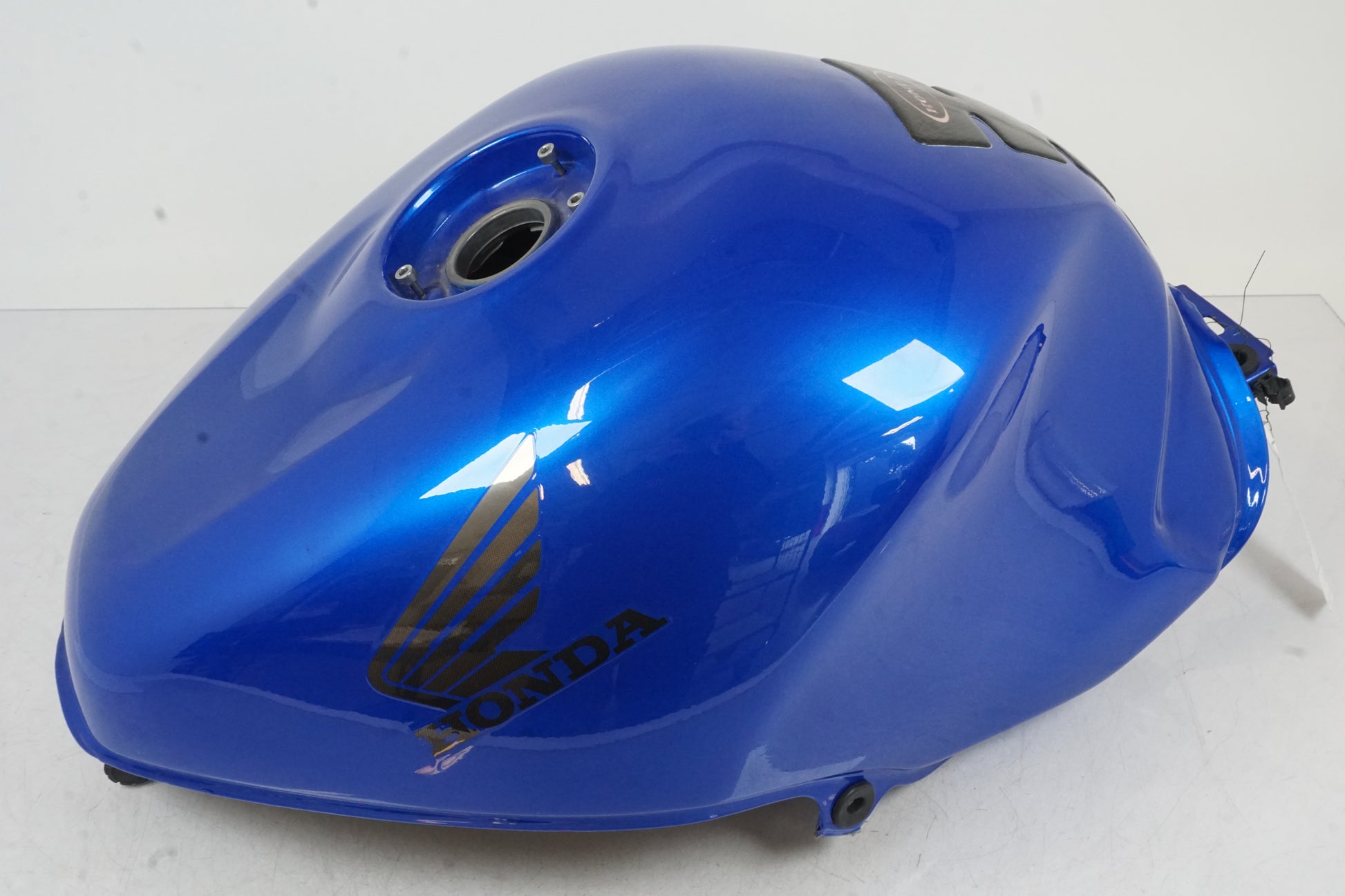 Framsidan på Bensintank från en Honda CBR 1100 XX -2000 motorcykel.