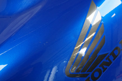 Baksidan på Bensintank från en Honda CBR 1100 XX -2000 motorcykel.