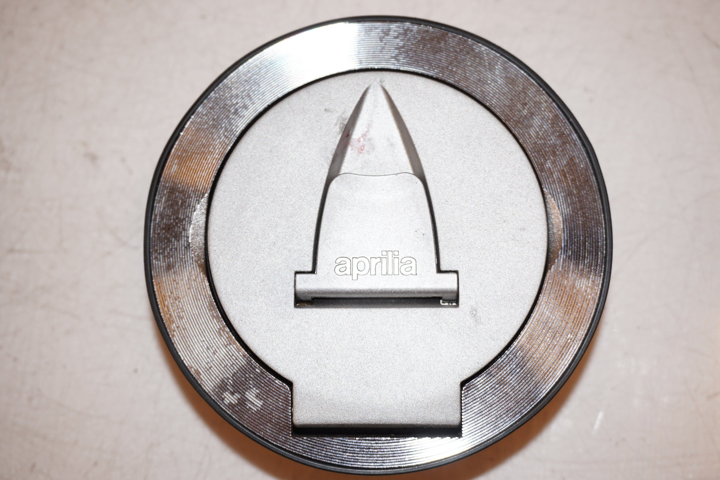 Höger sida på Låssats från en Aprilia Tuono V4R -2018 motorcykel.