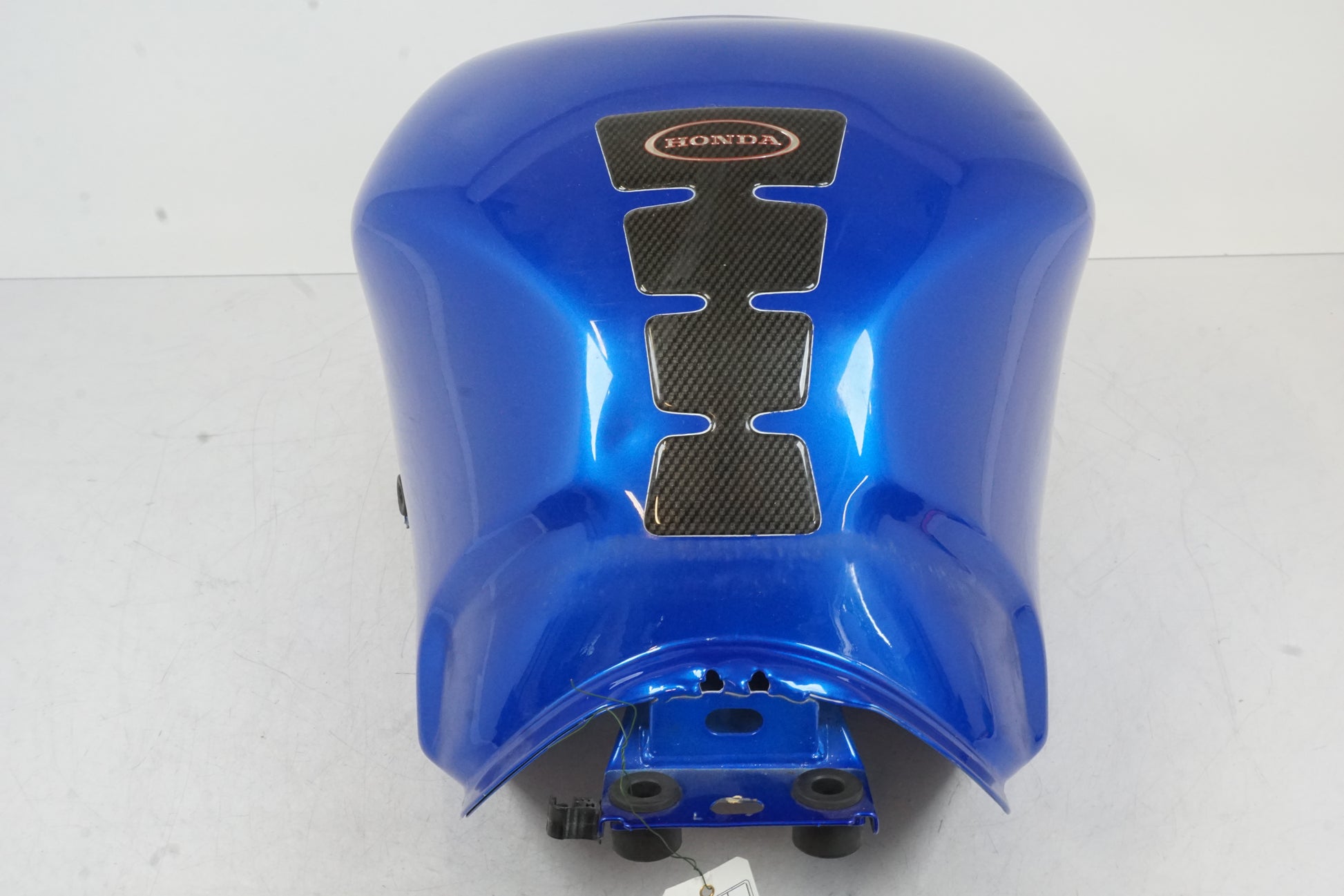 Snett nerifrån på Bensintank från en Honda CBR 1100 XX -2000 motorcykel.