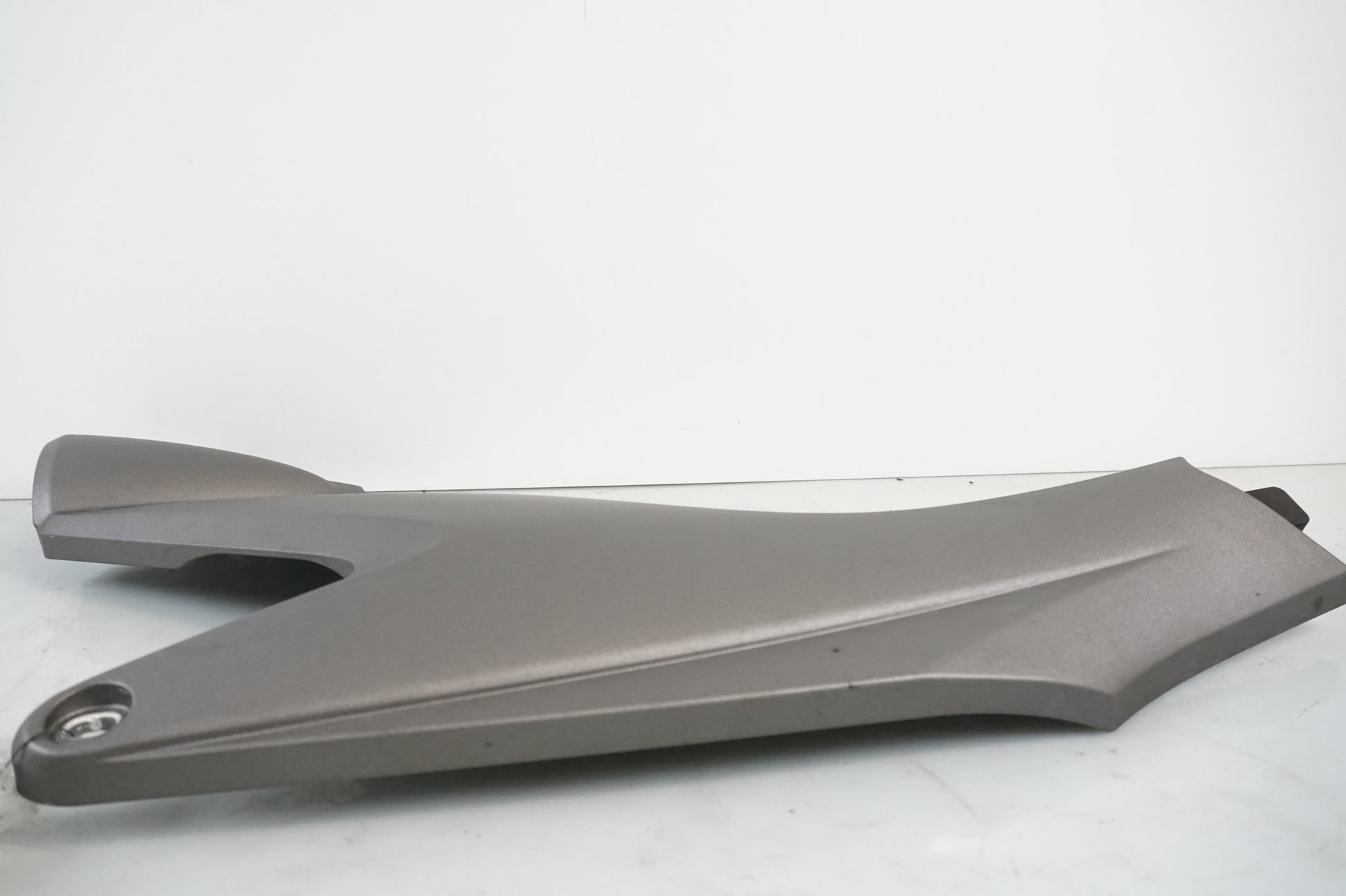 Baksidan på Sidopanel från en Honda CB 600 Hornet -2005 motorcykel.