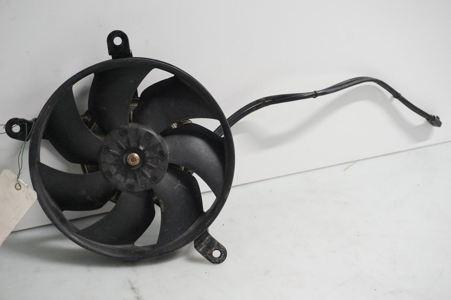 Framsidan på Vattenkylfläkt från en Honda CB 1300 F -2003 motorcykel.