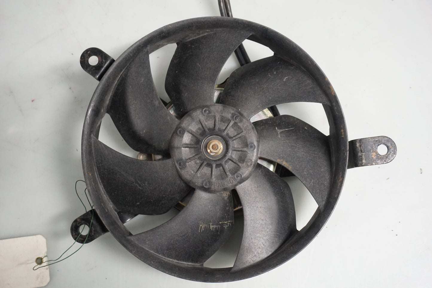 Baksidan på Vattenkylfläkt från en Honda CB 1300 F -2003 motorcykel.