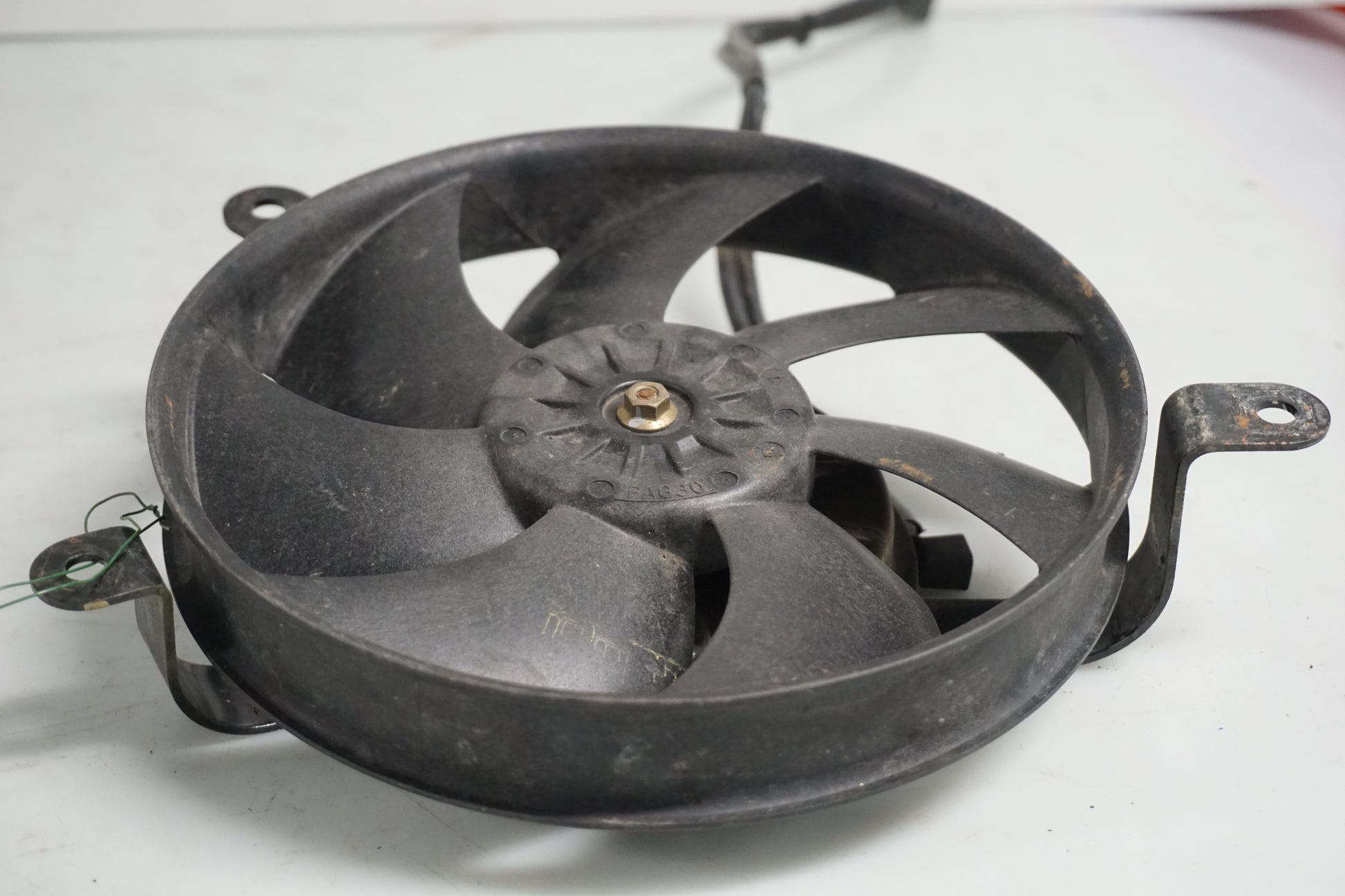 Höger sida på Vattenkylfläkt från en Honda CB 1300 F -2003 motorcykel.