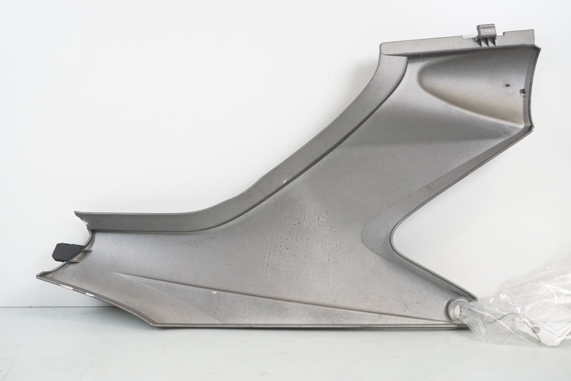 Snett nerifrån på Sidopanel från en Honda CB 600 Hornet -2005 motorcykel.