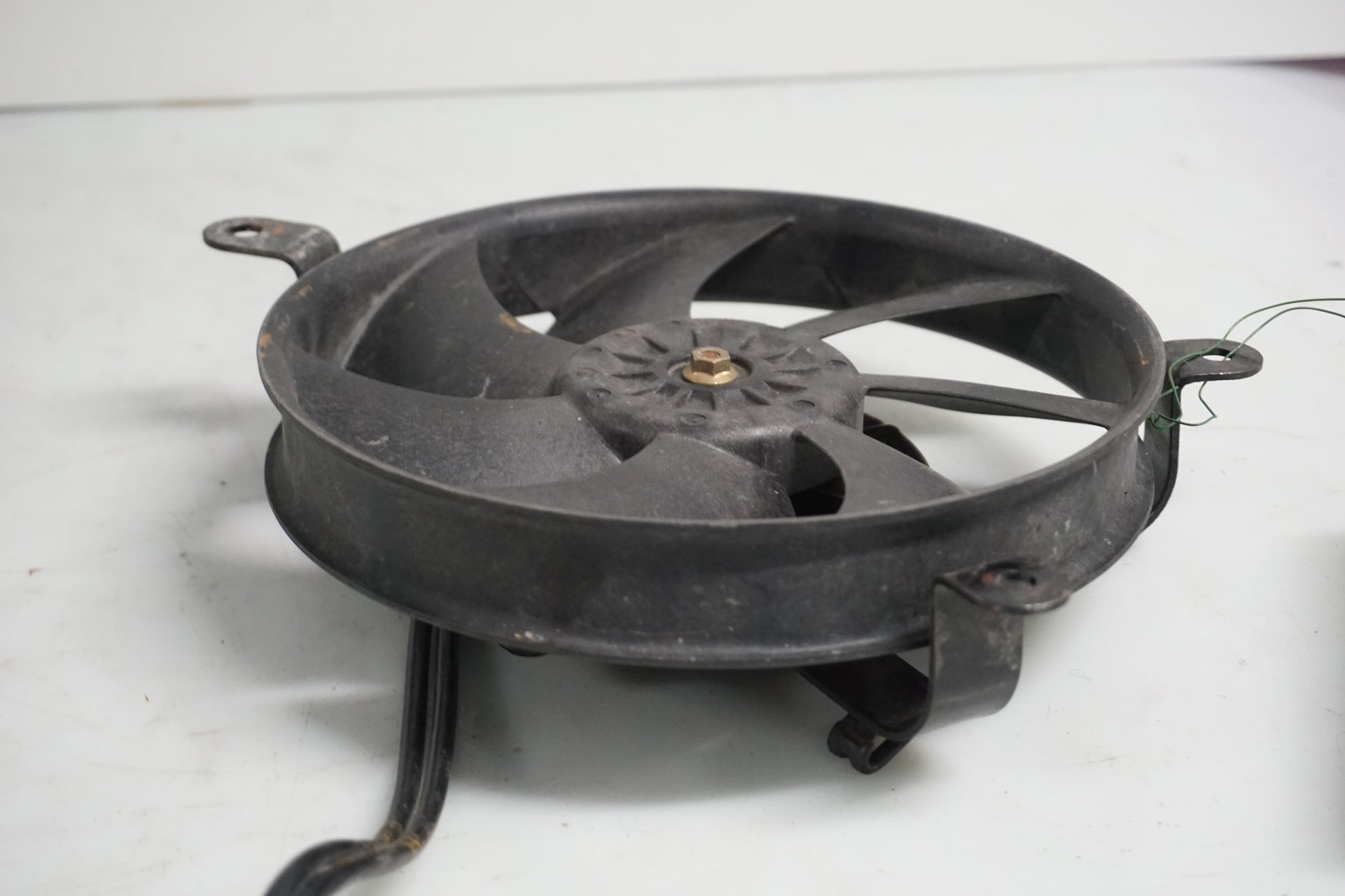 Vänster sida på Vattenkylfläkt från en Honda CB 1300 F -2003 motorcykel.