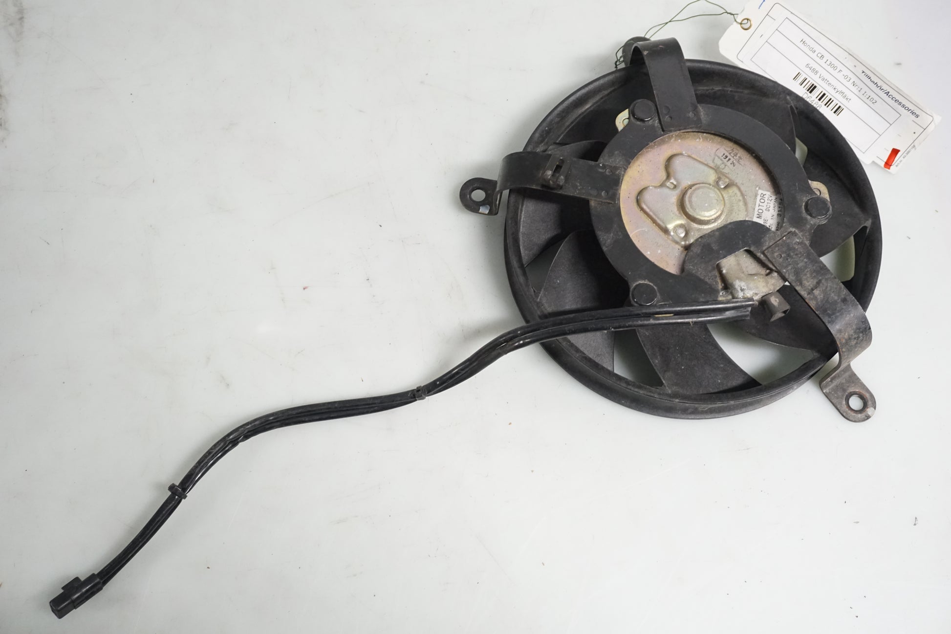 Snett uppifrån på Vattenkylfläkt från en Honda CB 1300 F -2003 motorcykel.