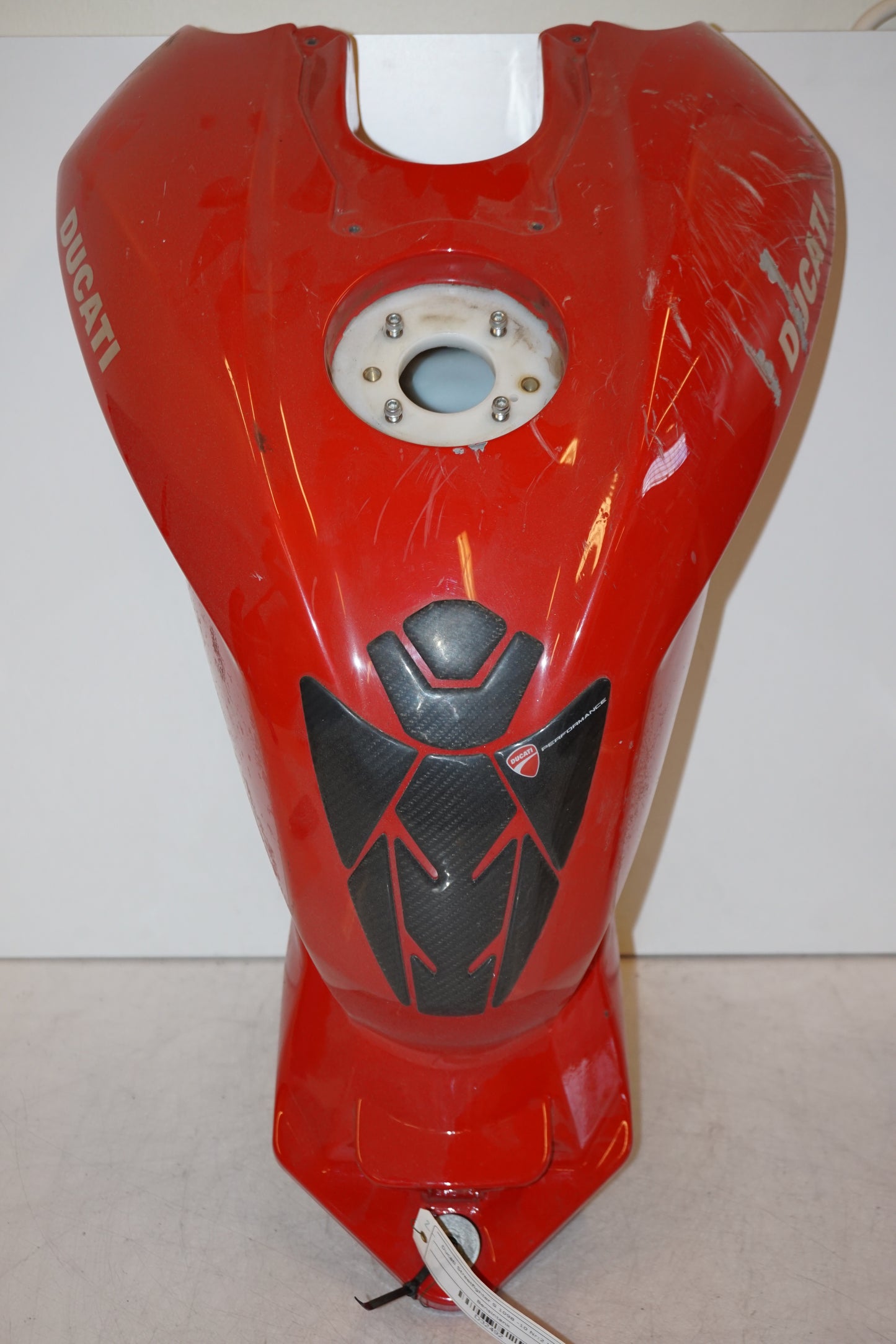 Framsidan på Bensintank från en Ducati Streetfighter 1098 -2010 motorcykel.