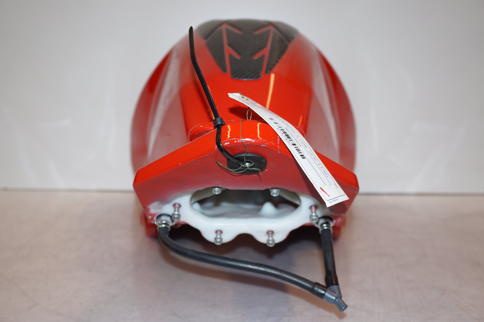 Baksidan på Bensintank från en Ducati Streetfighter 1098 -2010 motorcykel.