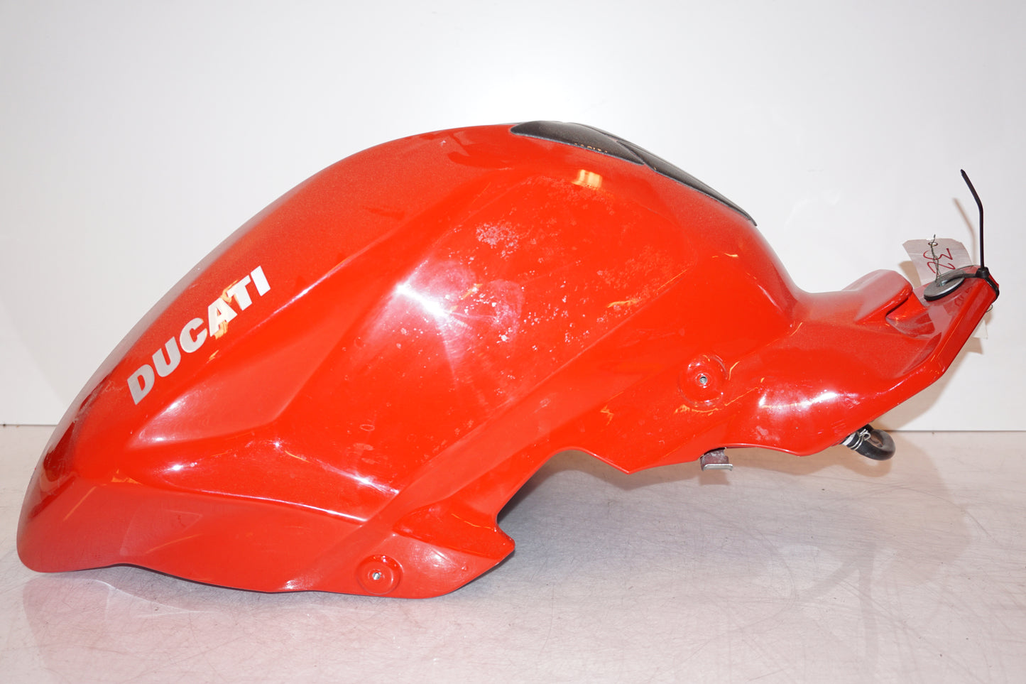 Höger sida på Bensintank från en Ducati Streetfighter 1098 -2010 motorcykel.