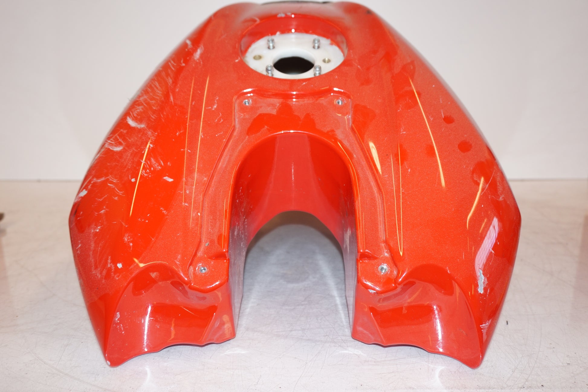 Vänster sida på Bensintank från en Ducati Streetfighter 1098 -2010 motorcykel.