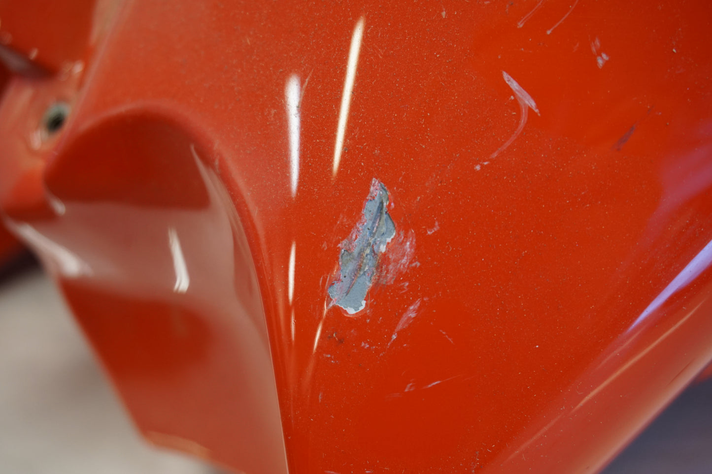 Snett uppifrån på Bensintank från en Ducati Streetfighter 1098 -2010 motorcykel.