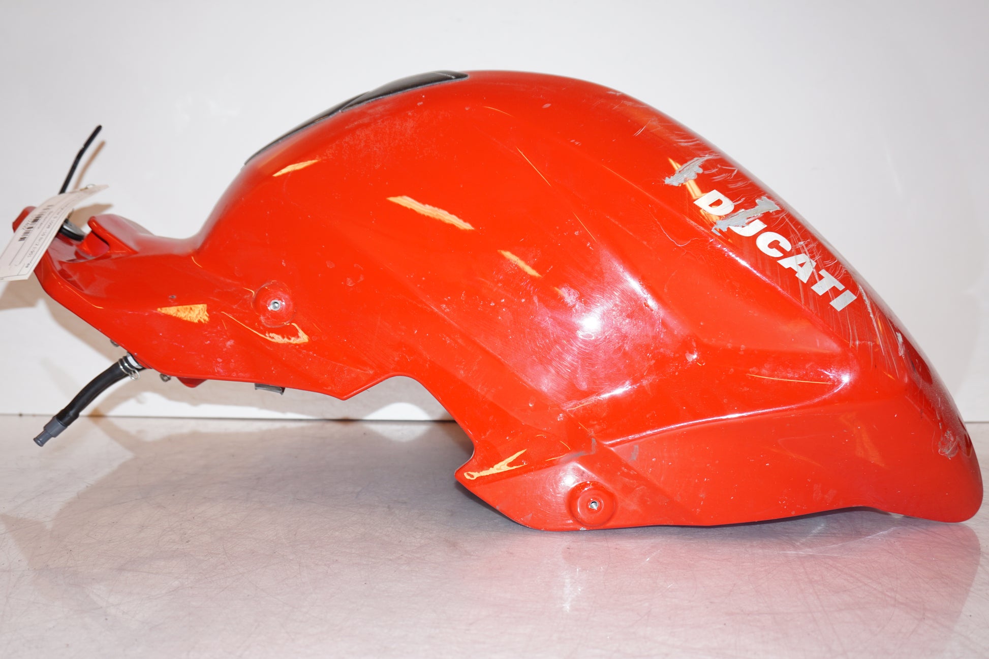 Snett nerifrån på Bensintank från en Ducati Streetfighter 1098 -2010 motorcykel.