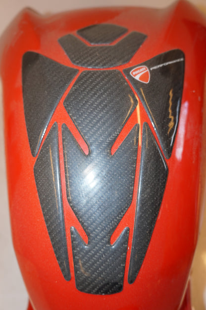 Extrabild2 på Bensintank från en Ducati Streetfighter 1098 -2010 motorcykel.