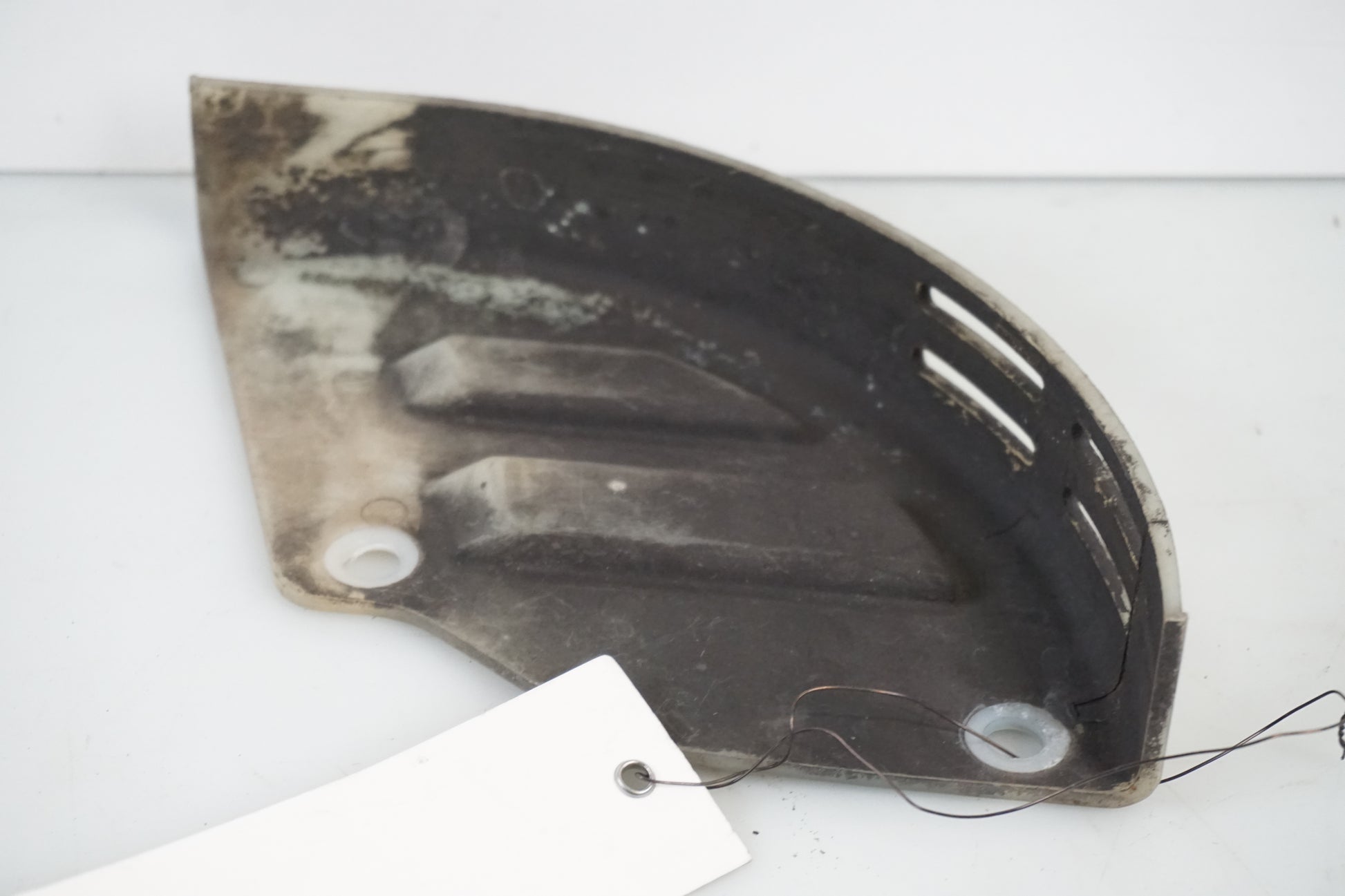 Baksidan på Skivbromsplast från en Honda XRV 750 -1999 motorcykel.