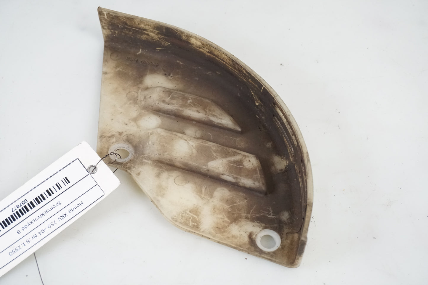 Baksidan på Bromsskivsskydd från en Honda XRV 750 -1994 motorcykel.