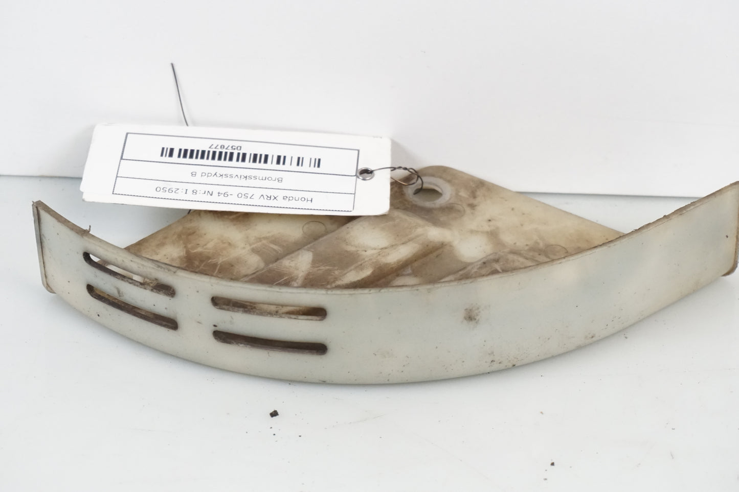 Höger sida på Bromsskivsskydd från en Honda XRV 750 -1994 motorcykel.