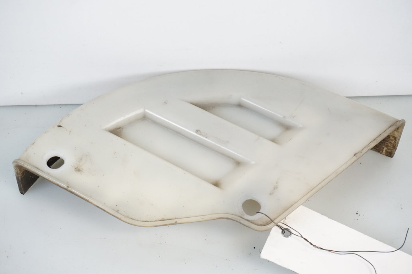 Vänster sida på Bromsskivsskydd från en Honda XRV 750 -1994 motorcykel.