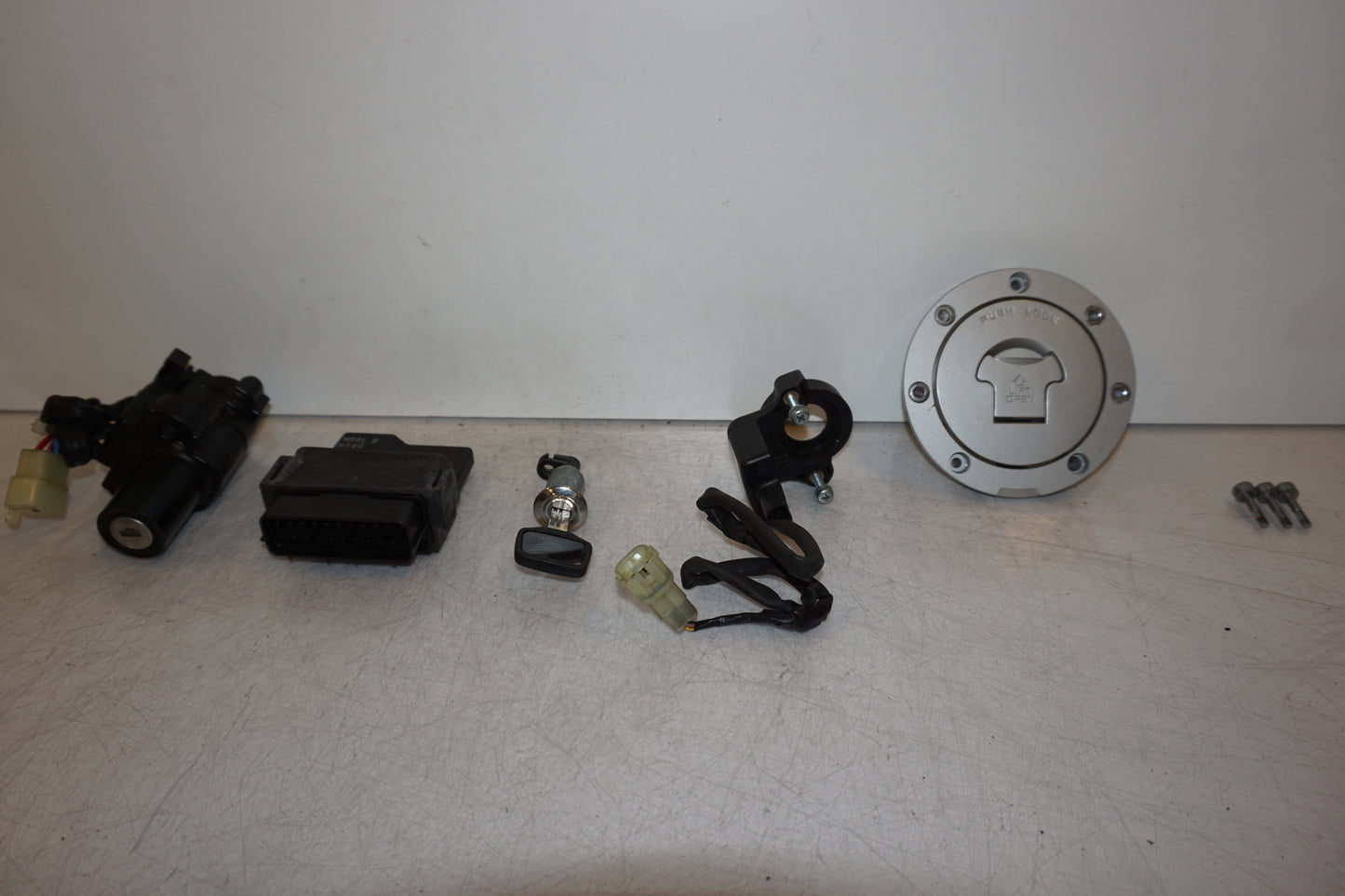 Framsidan på Låssats från en Honda VTR 1000 F -2001 motorcykel.