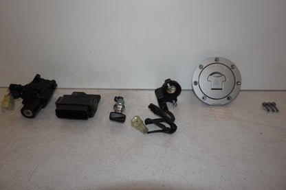 Framsidan på Låssats från en Honda VTR 1000 F -2001 motorcykel.