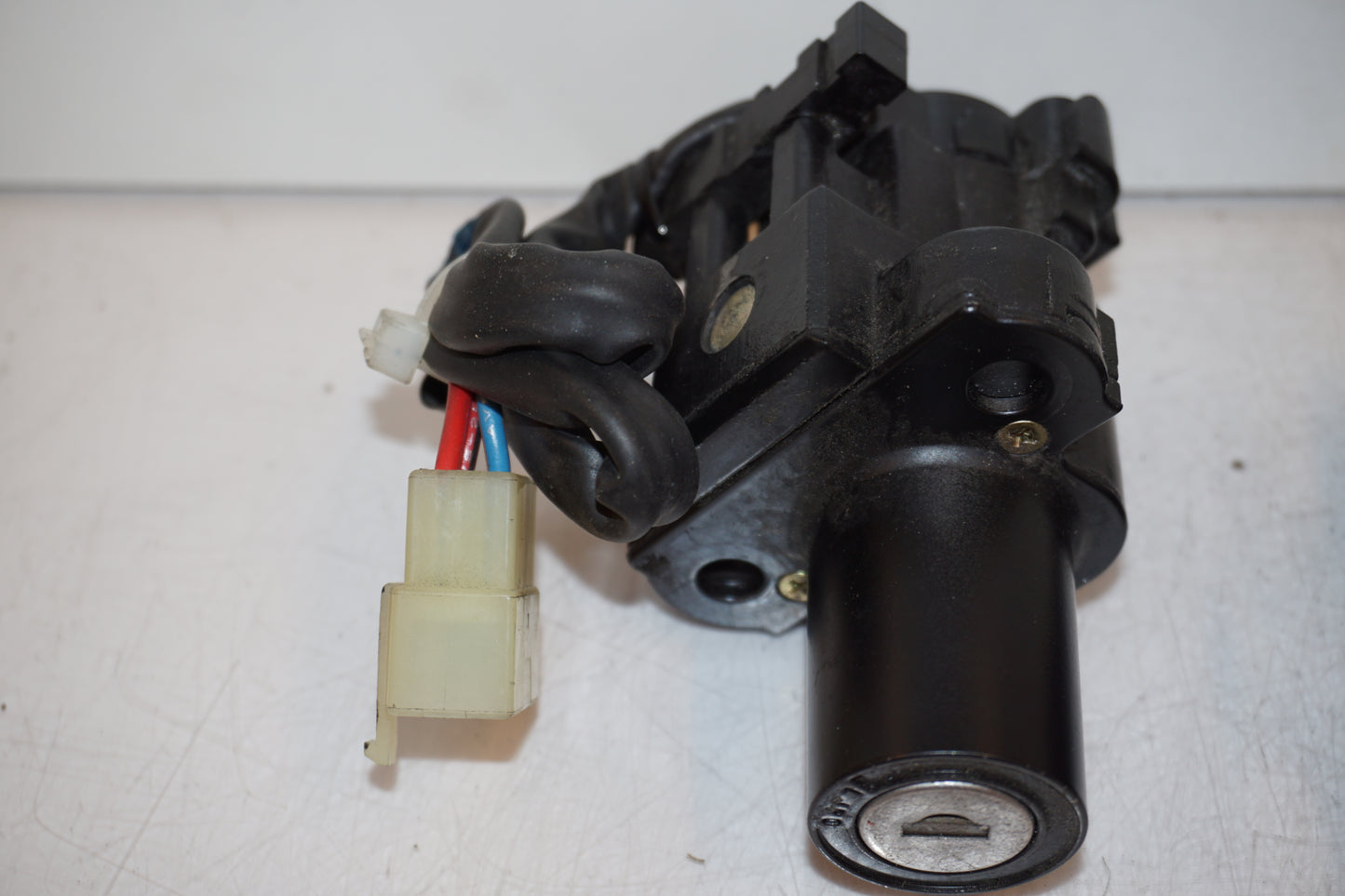 Baksidan på Låssats från en Honda VTR 1000 F -2001 motorcykel.