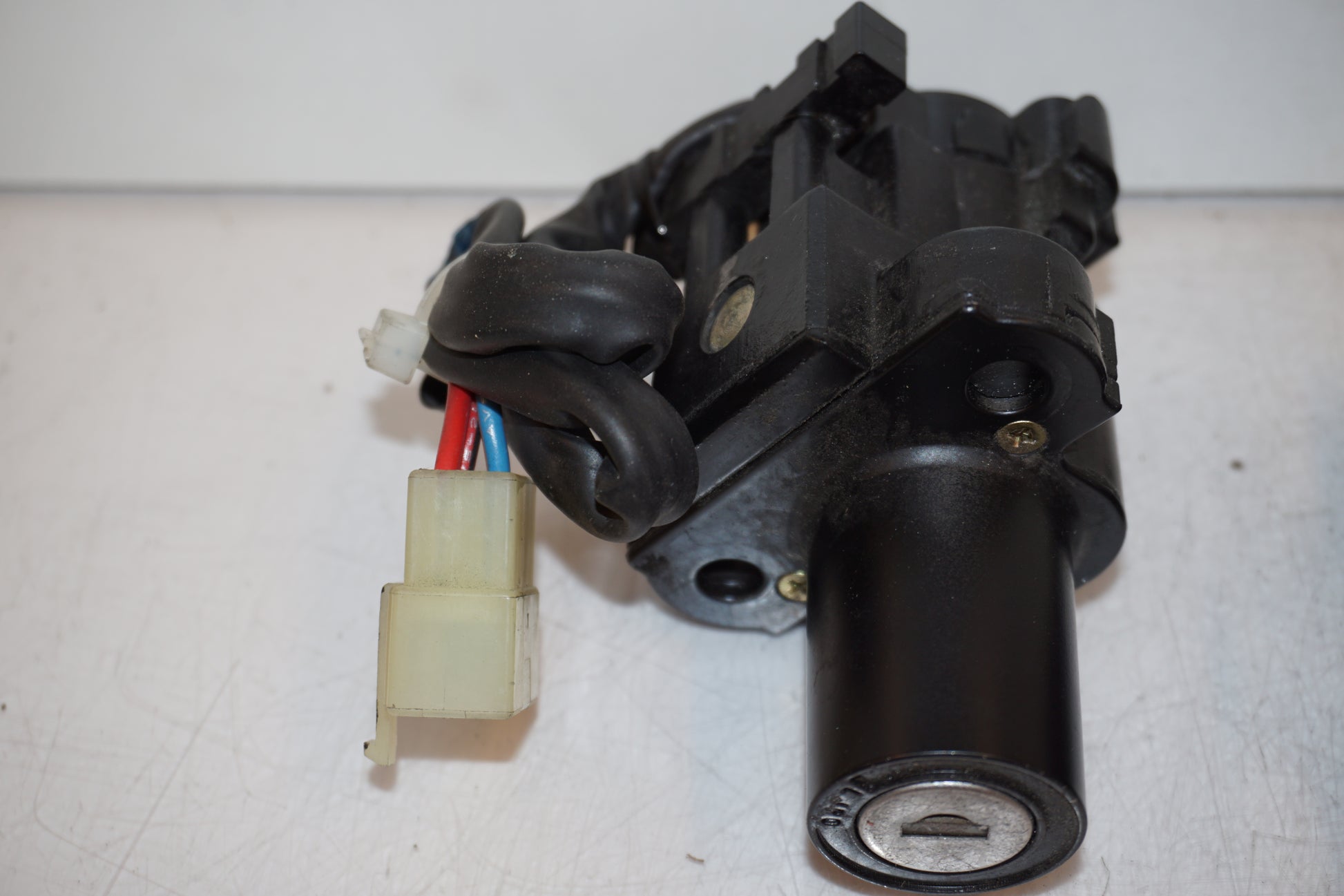 Baksidan på Låssats från en Honda VTR 1000 F -2001 motorcykel.