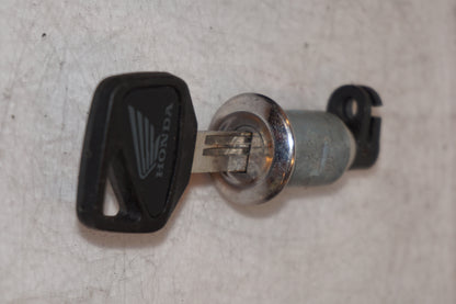 Vänster sida på Låssats från en Honda VTR 1000 F -2001 motorcykel.