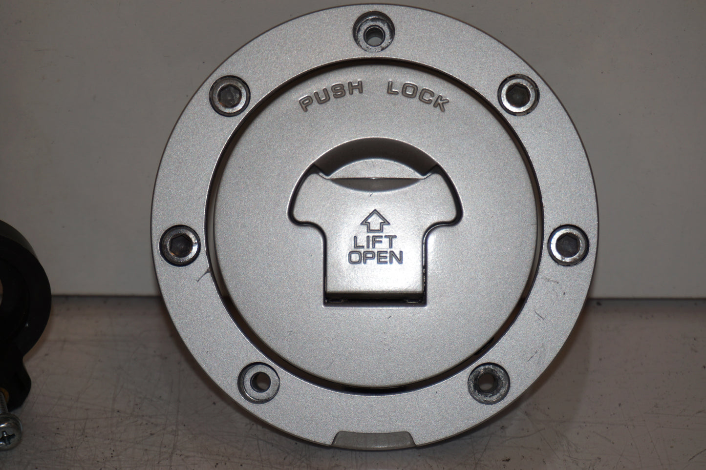 Snett nerifrån på Låssats från en Honda VTR 1000 F -2001 motorcykel.