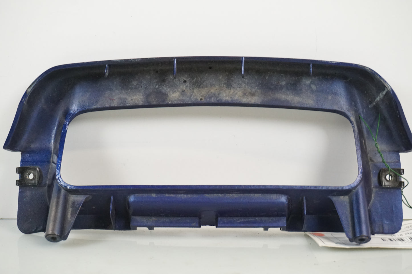 Snett nerifrån på Plast från en Honda VFR 750 -1995 motorcykel.