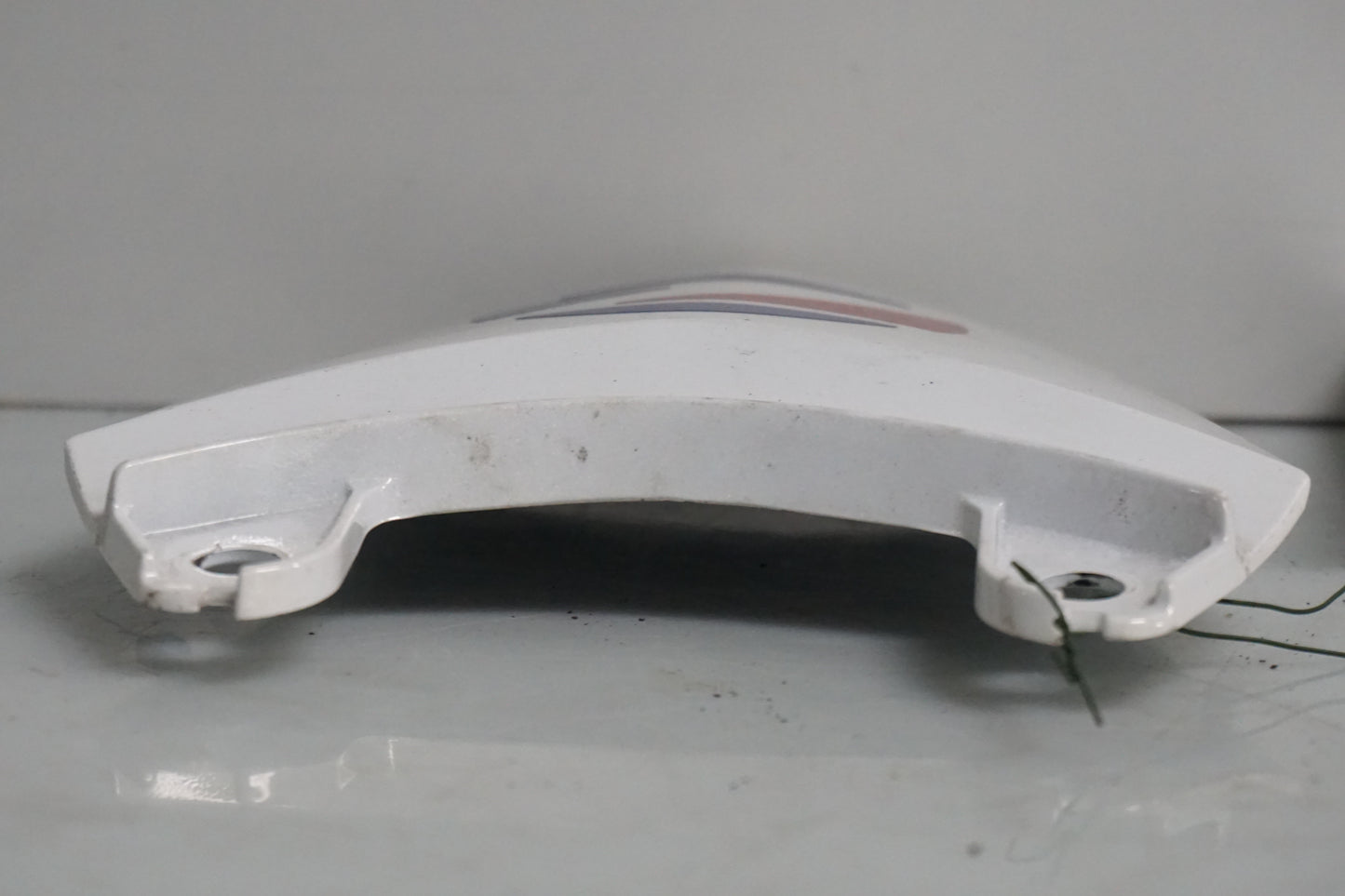 Vänster sida på Bakvinge från en Honda CB 500 F -2013 motorcykel.