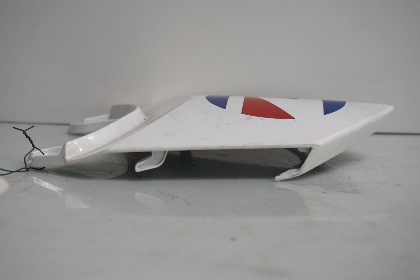 Snett uppifrån på Bakvinge från en Honda CB 500 F -2013 motorcykel.