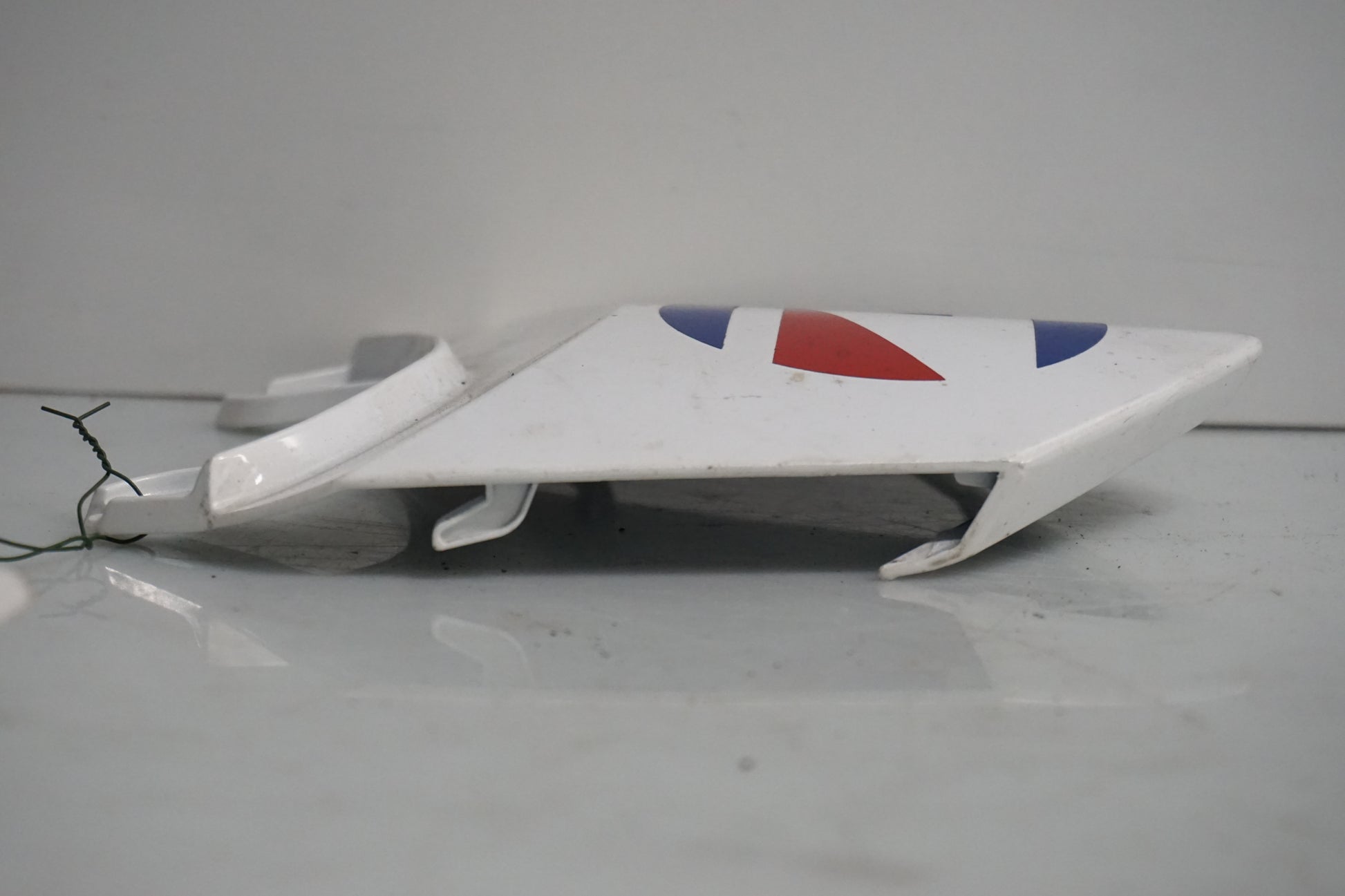 Snett uppifrån på Bakvinge från en Honda CB 500 F -2013 motorcykel.